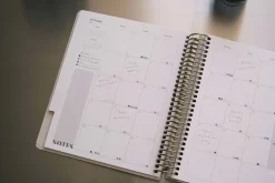 Kokonote | Agenda Escolar Olympia Desert Taupe 2026-2027 (Semanal)